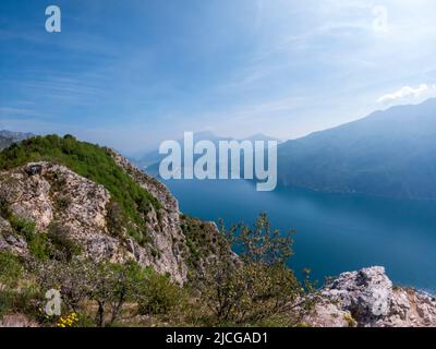 Punta Larici spettacolare vista sul Lago di Garda e sulla valle del Ledro, meta turistica all'aperto nel nord Italia, in Europa Foto Stock