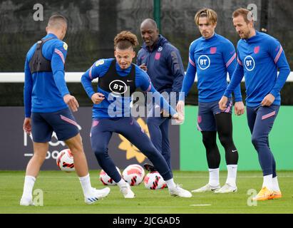 Da sinistra a destra, il Mason Mount inglese, Kalvin Phillips, l'allenatore Chris Powell, Jack Grealish e Harry Kane durante una sessione di allenamento al Sir Jack Hayward Training Ground di Wolverhampton. Data foto: Lunedì 13 giugno 2022. Foto Stock