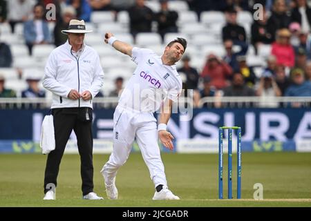 Nottingham, Regno Unito. 13th giugno 2022. James Anderson of England consegna la palla Credit: News Images /Alamy Live News Foto Stock