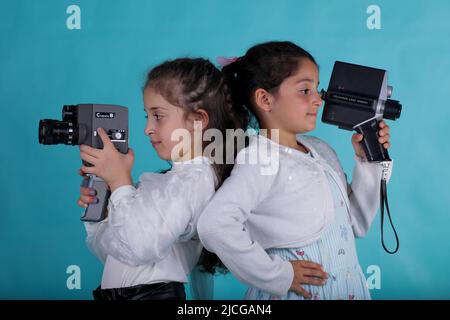 Gaziantep, Turchia. 8th maggio 2022. Gaziantep, Turchia. 08 maggio 2022. I bambini siriani detengono vecchie attrezzature fotografiche in uno studio fotografico a Gaziantep. Le famiglie dei bambini sono fuggite dal conflitto in Siria e si sono rifugiate nel sud della Turchia (Credit Image: © Zakariya Yahya/IMAGESLIVE via ZUMA Press Wire) Foto Stock