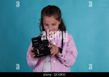 Gaziantep, Turchia. 8th maggio 2022. Gaziantep, Turchia. 08 maggio 2022. I bambini siriani detengono vecchie attrezzature fotografiche in uno studio fotografico a Gaziantep. Le famiglie dei bambini sono fuggite dal conflitto in Siria e si sono rifugiate nel sud della Turchia (Credit Image: © Zakariya Yahya/IMAGESLIVE via ZUMA Press Wire) Foto Stock