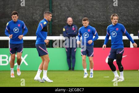 Da sinistra a destra, Harry Maguire, Conor Coady, Kieran Trippier e Jack Grealish in Inghilterra durante una sessione di allenamento al Sir Jack Hayward Training Ground di Wolverhampton. Data foto: Lunedì 13 giugno 2022. Foto Stock