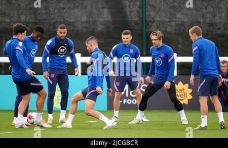 Da sinistra a destra, Harry Maguire dell'Inghilterra, Marc Guehi, Kyle Walker, Conor Coady, Kieran Trippier, Jack Grealish e James Ward-Prowse durante una sessione di allenamento presso il Sir Jack Hayward Training Ground di Wolverhampton. Data foto: Lunedì 13 giugno 2022. Foto Stock