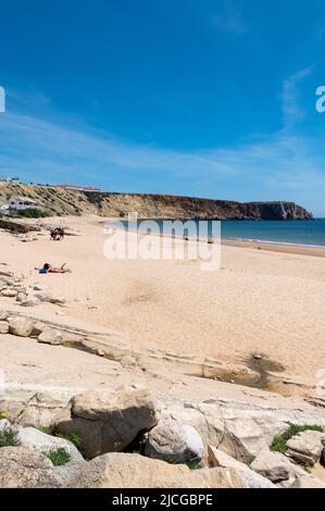 Sagres, Portogallo. 2022 maggio 7. Gente a Praia da Mareta nella città turistica di Sagres nell'Algarve, Portogallo nell'estate del 2022. Foto Stock