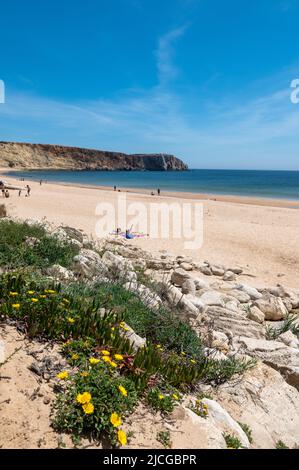 Sagres, Portogallo. 2022 maggio 7. Gente a Praia da Mareta nella città turistica di Sagres nell'Algarve, Portogallo nell'estate del 2022. Foto Stock