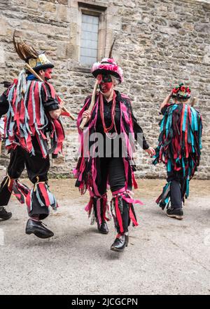 Flagcracker di Craven Border lato morris in colorate giacche di straccio che eseguono danze al Cappelside Open Farm Day a Rathmell 12th giugno 2022, Foto Stock