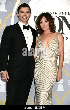 Paul Telfer e Carmen Cusack partecipano ai Tony Awards annuali 75th il 12 giugno 2022 alla radio City Music Hall di New York, New York, USA. Robin Platzer/ Twin Images/ Credit: Sipa USA/Alamy Live News Foto Stock