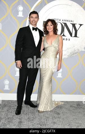 Paul Telfer e Carmen Cusack partecipano ai Tony Awards annuali 75th il 12 giugno 2022 alla radio City Music Hall di New York, New York, USA. Robin Platzer/ Twin Images/ Credit: Sipa USA/Alamy Live News Foto Stock