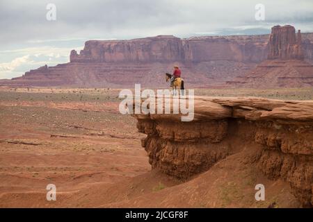 Oljato-Monument Valley, Arizona - 4 settembre 2019: Uomo a cavallo a John Ford Point nella Monument Valley, Arizona, Stati Uniti. Foto Stock