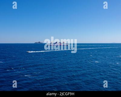 Il traghetto blu Navy, Acciarello, si dirige verso il porto di Piombino, Italia. Foto Stock