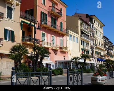Negozi, edifici lungo il porto di Portoferraio sull'isola d'Elba. Foto Stock