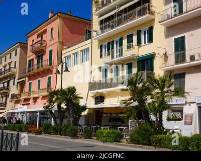 Negozi, edifici lungo il porto di Portoferraio sull'isola d'Elba. Foto Stock