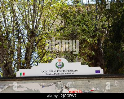 Accedi allo spazio per gli avvisi della comunità. Comune di Portoferraio: Servizio pubblico affisioni. Municipio di Portoferraio, servizio pubblico di affissioni, Italia. Foto Stock