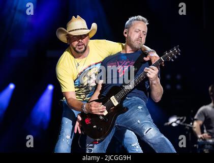 Nashville, Stati Uniti. 09th giugno 2022. Jason Aldean si esibisce durante il giorno 1 del CMA Fest 2022 al Nissan Stadium il 09 giugno 2022 a Nashville, Tennessee. Foto: Amiee Stubbs/imageSPACE/Sipa USA Credit: Sipa USA/Alamy Live News Foto Stock