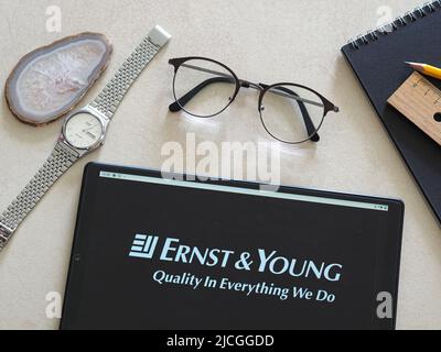 In questa foto, un logo Ernst & Young è visualizzato su un tablet. Foto Stock