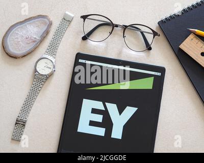 In questa foto, un logo Ernst & Young è visualizzato su un tablet. Foto Stock