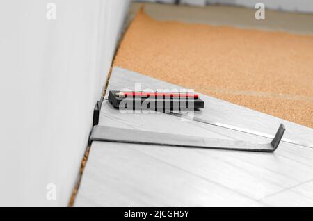 Utensili per la posa di laminati. Riparazione in casa. Riparazione nell'appartamento Foto Stock