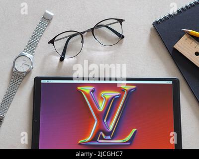 Germania. 13th giugno 2022. In questa illustrazione della foto, un logo Louis Vuitton visto su un tablet. (Foto di Igor Golovniov/SOPA Images/Sipa USA) Credit: Sipa USA/Alamy Live News Foto Stock