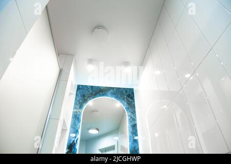 Interni in bagno contemporanei con specchio e luci Foto Stock