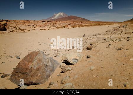 Dune, rocce e montagne vulcaniche dal paesaggio simile alla luna al confine tra la Bolivia e il Cile. Foto Stock