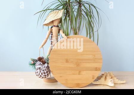 Natale nel mese di luglio legno rotondo segno mockup in vacanza sfondo estate. Foto Stock