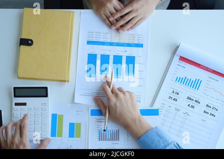 Concetto di lavoro di squadra, consultazione, economista che punta il bilancio, documenti finanziari e di investimento, discutere e pianificare le finanze con i consulenti in Foto Stock