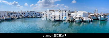 Villaggio di Naoussa con barche ormeggiate Foto Stock