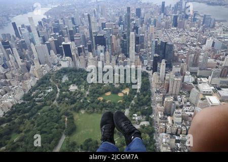 Volo in elicottero a porte aperte sopra Central Park, Manhattan. New York, NY Foto Stock