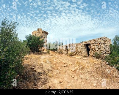 Torre de Cap Andritxol, un'antica torre di osservazione in mezzo al paesaggio collinare di Maiorca vicino al mare, isole Baleari, Spagna Foto Stock