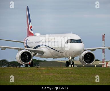 Il primo ministro Boris Johnson's Transport, un Airbus A321, G-GBNI, arriva a RNAS Culdrose vicino a Helston per ritirare il primo ministro dopo una visita nella Cornovaglia sud-occidentale il 13th aprile 2022 Foto Stock