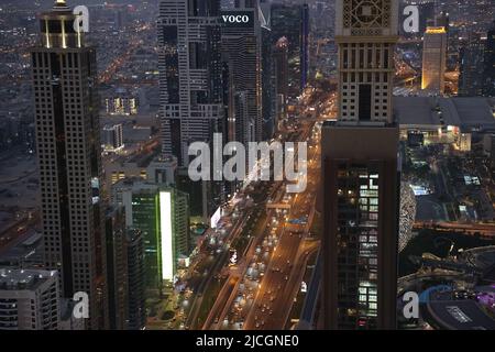 Vista notturna sui grattacieli di Sheikh Zayed Road, luci di strada gialle, Dubai, Emirati Arabi Uniti, immagine di droni Foto Stock