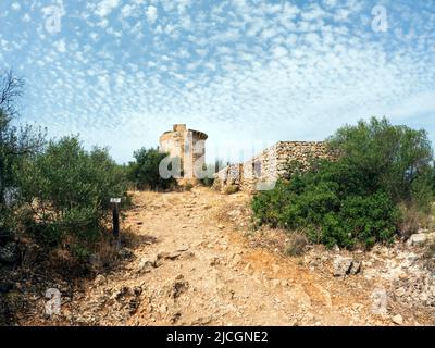 Torre de Cap Andritxol, un'antica torre di osservazione in mezzo al paesaggio collinare di Maiorca vicino al mare, isole Baleari, Spagna Foto Stock