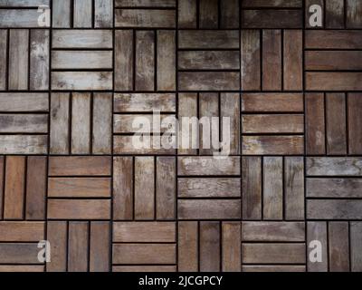 Balcone con vista sulle intemperie e sbiadito da vicino. Piastrelle geometriche per pavimenti in parquet per esterni. Foto Stock