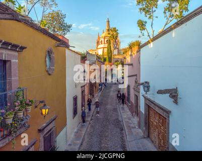 Drone aereo Spari dalla strada stretta della Cattedrale di San Miguel de Allende alla luce della sera a Guanajuato, Messico Foto Stock