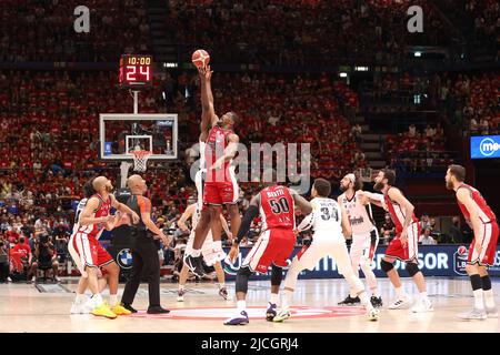 Milano, Italia. 12th giugno 2022. Italia, Milano, 12 2022 giugno: Palla a due durante la partita di basket A|X Armani Exchange Milano vs Virtus Bologna, finale game3 LBA 2021-2022 al Mediolanum Forum (Foto di Fabrizio Andrea Bertani/Pacific Press) Credit: Pacific Press Media Production Corp./Alamy Live News Foto Stock