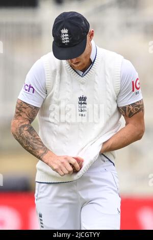 Nottingham, Regno Unito. 13th giugno 2022. Ben Stokes of England lucida la palla Credit: News Images /Alamy Live News Foto Stock