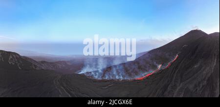 Etna flusso di lava vista in eruzione dall'alto- veduta panoramica aerea al tramonto ora blu Foto Stock