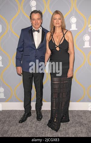 NEW YORK, NEW YORK - 12 GIUGNO: Derek McLane e Lia Vollack partecipano ai Tony Awards annuali 75th alla radio City Music Hall il 12 giugno 2022 a New York City. Foto Stock