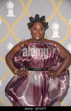 NEW YORK, NEW YORK - GIUGNO 12: Danielle Brooks partecipa ai Tony Awards annuali 75th alla radio City Music Hall il 12 giugno 2022 a New York City. Foto Stock