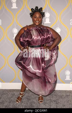 NEW YORK, NEW YORK - GIUGNO 12: Danielle Brooks partecipa ai Tony Awards annuali 75th alla radio City Music Hall il 12 giugno 2022 a New York City. Foto Stock