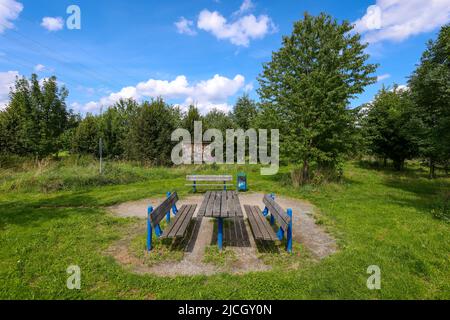 Schwerte, Renania settentrionale-Vestfalia, Germania - zona di riposo. Gruppo di posti a sedere con panchine e tavolo a Babywald Schwerte. Foto Stock