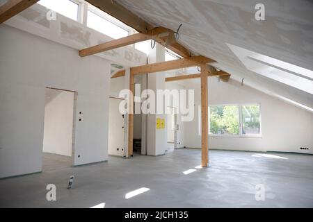 rasatore di calcestruzzo fresco su cantiere in loft in una casa di famiglia Foto Stock