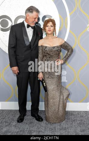 New York, NY - 12 giugno 2022: Bernadette Peters (R) partecipa a 75th Tony Awards alla radio City Music Hall Foto Stock