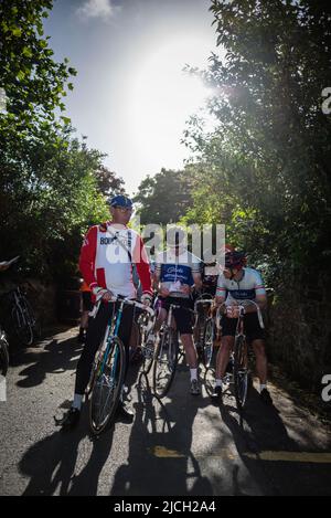 Piloti all'inizio dell'evento ciclistico Velloretro, Ulverston, Cumbria, Regno Unito. Foto Stock