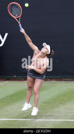 13th giugno 2022; Edgbaston Priory Club, Edgbaston, Birmingham, Regno Unito; Torneo di tennis di prato classico di Birmingham; Lauren Davis USA serve nella sua partita contro Kaja Juvan SLO Foto Stock