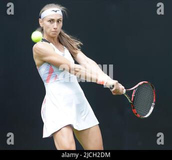 13th giugno 2022; Edgbaston Priory Club, Edgbaston, Birmingham, Regno Unito; Birmingham Classic Lawn Tennis torneo; Aleksandra Kruic SRB backhand nella sua partita contro Petra Martic CRO Foto Stock