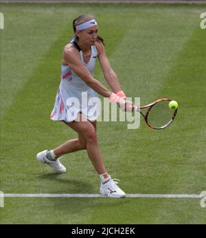 13th giugno 2022; Edgbaston Priory Club, Edgbaston, Birmingham, Regno Unito; Birmingham Classic Lawn Tennis torneo; Aleksandra Kruic SRB backhand nella sua partita contro Petra Martic CRO Foto Stock