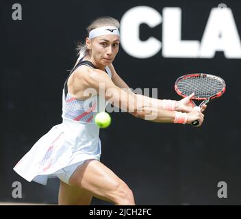 13th giugno 2022; Edgbaston Priory Club, Edgbaston, Birmingham, Regno Unito; Birmingham Classic Lawn Tennis torneo; Aleksandra Kruic SRB backhand nella sua partita contro Petra Martic CRO Foto Stock