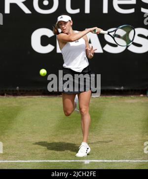 13th giugno 2022; Edgbaston Priory Club, Edgbaston, Birmingham, Regno Unito; Birmingham Classic Lawn Tennis torneo; Kaja Juvan SLO prehand nella sua partita contro Lauren Davis USA Foto Stock