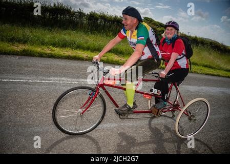 Coppia trike tandem a Veloretro, evento ciclistico d'epoca, Ulverston, Cumbria, Regno Unito. Foto Stock